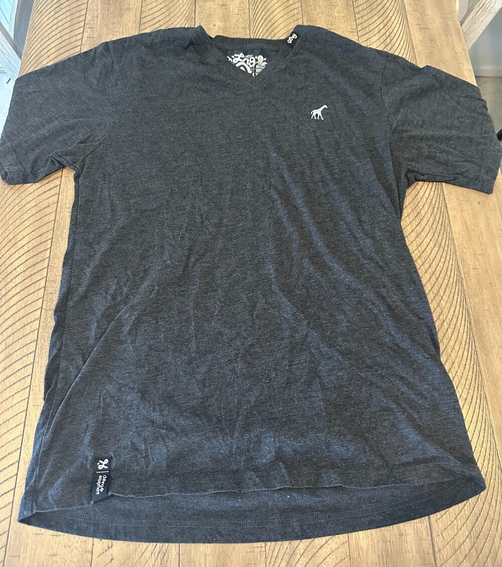 LRG Lifted Research Group Charcoal Gray V-Neck T-Shirt Giraffe Logo Y2K